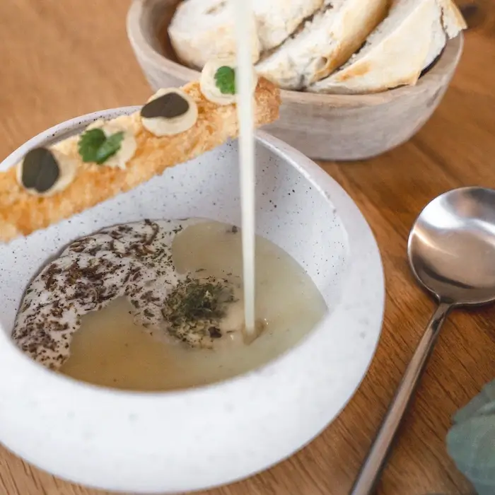 Eine Creme-Suppe in einem weißen Schüssel.