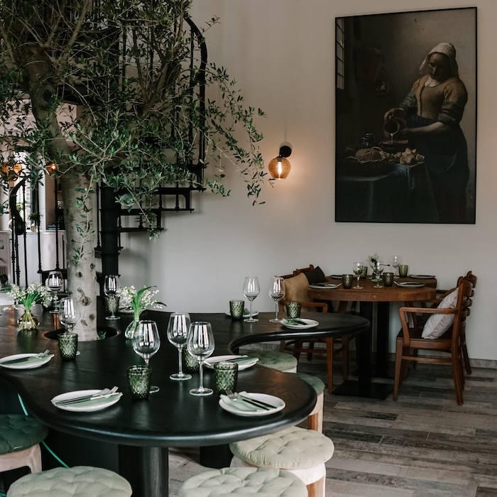 Ausstattung und Sitzplätze des Cafes
